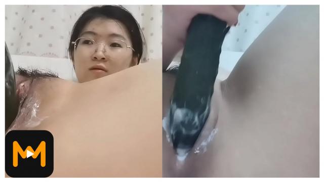 อาหมวยสาวแว่นขี้เงี่ยน เอาแตกกวายัดหีตัวเอง ลูกใหญ่ยาวเล่นเอาน้ำแตกเต็มเลย